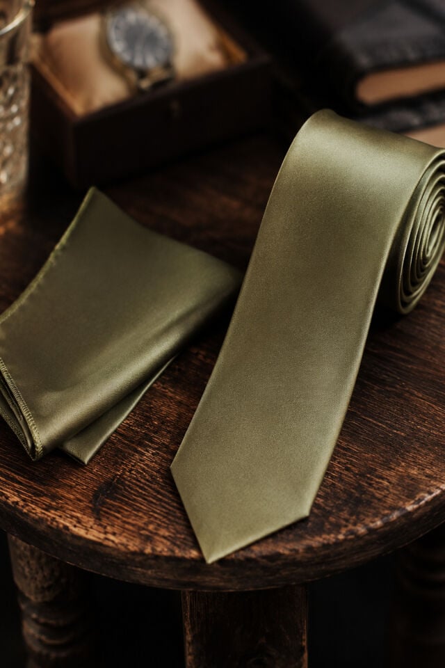 Varetta Erkek Yağ Yeşili Mendilli Kravat Slim Fit Kesim ve Kravat Askısı Hediyeli